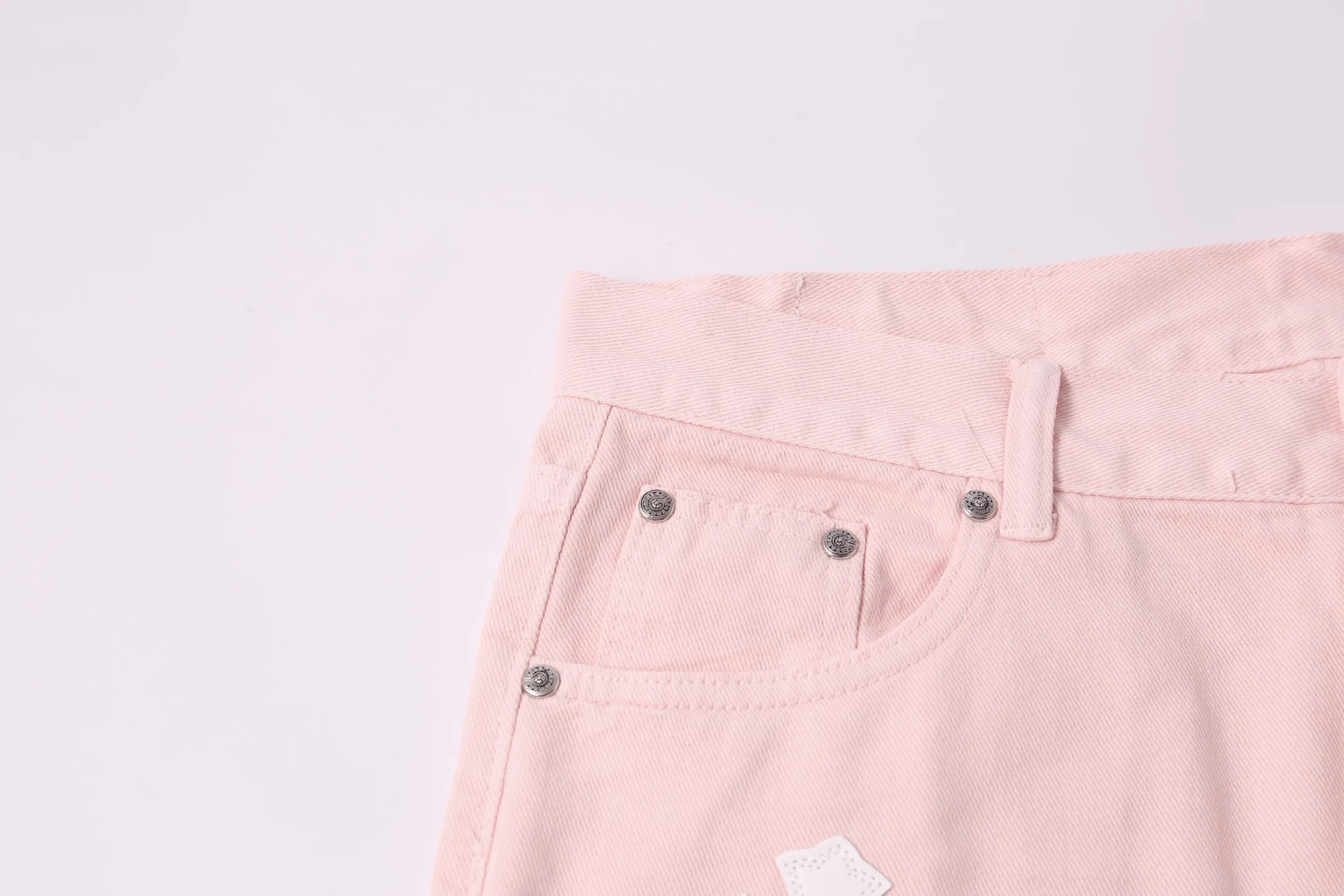 P280 style number: H883 Chrome hearts CH co-branded Drak Miami light pink jeans exude uninhibited personality and unique charm. Every wear and tear is carefully designed to present a unique artistic feel. Made of imported denim fabric, which has undergone heavy industrial washing and destruction treatment, the trousers show a super cool effect on the upper body, allowing you to dominate the fashion stage.  This is more than just a pair of jeans, it is an expression of attitude. With its unique design concept and ultimate pursuit of details, Croxin breaks traditional boundaries and defines the jeans trend in the new era. The trousers are made of double-layer woven fabric with customized hardware. Italian-made special cowhide is printed and cut. Custom-made sheepskin three-layer thick-line leather. The whole body is spliced ​​in heavy water washing. Craftsmen hand-splash ink. You can see the details. Three-dimensional cutting version. Loose and comfortable, not flattering. Makes taller and slimmer. Factory Seiko. Original quality control. Same style for men and women. Can be matched with couples. Versatile recommendation. Must-have jeans for all seasons. Color: light pink. Size: 28-30-32-34.